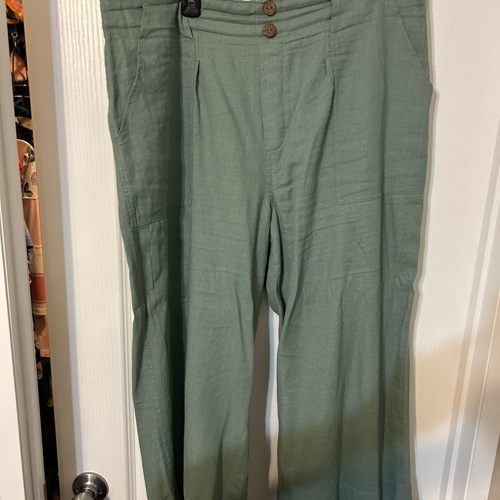 Women's Stylish Green Capris